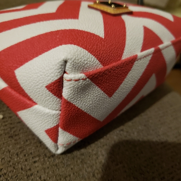 Dooney and Bourke cosmetic - Picture 4 of 9